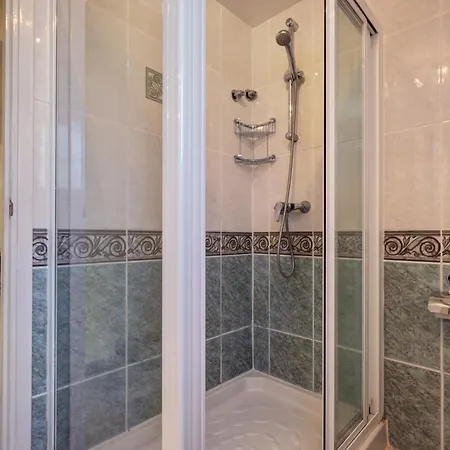 2 Bed W/pool Close To + Amenities Апартаменты